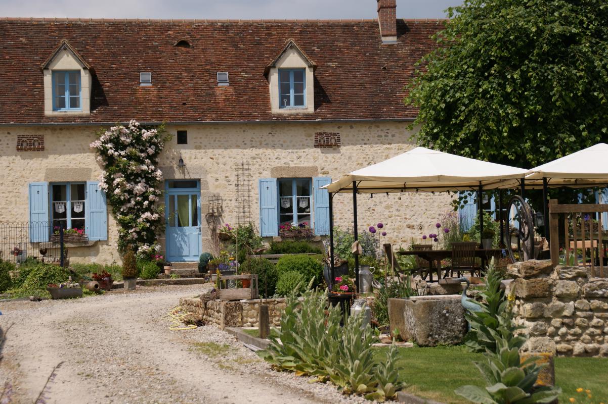 S&eacute;jour privatif au h&ocirc;tes avec chemin&eacute;e en pierre
