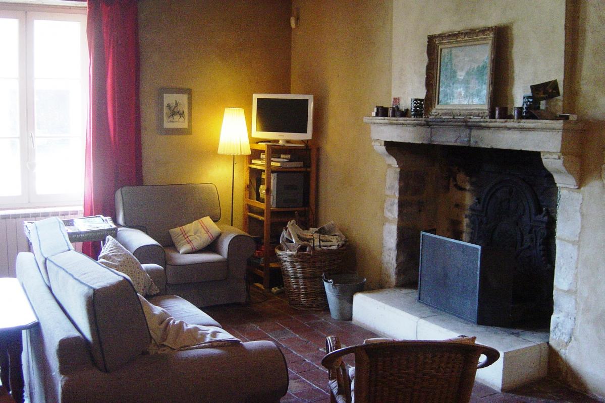 coin salon avec chemin&eacute;e