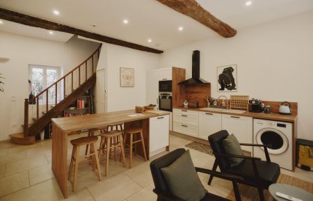 La pièce à vivre vous offre le confort d'un aménagement moderne (ilot central) et très bien équipé (plaque vitrocéramique, hotte, grand réfrigérateur avec compartiment congélation, four, micro-ondes, lave-vaisselle, lave-linge séchant, télévision, enceinte connectée) Gîte n°G890 Mortagne-au-Perche - Orne - La pièce à vivre vous offre le confort d'un aménagement moderne (ilot central) et très bien équipé (plaque vitrocéramique, hotte, grand réfrigérateur avec compartiment congélation, four, micro-ondes, lave-vaisselle, lave-linge séchant, télévision, enceinte connectée)