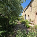 entr&eacute;e des chambres d'h&ocirc;tes , premi&egrave;re porte chambre glycine 