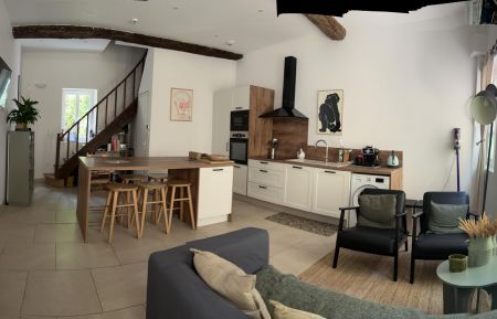 G&icirc;te n&deg;G890 Mortagne-au-Perche - Orne - Pi&egrave;ce &agrave; vivre avec une cuisine am&eacute;nag&eacute;e, &eacute;quip&eacute;e d'un ilot central et salon avec TV