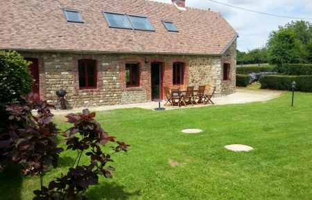 G&icirc;te n&deg;G622 Les Monts d'Andaine - Orne - Jardin et terrasse. Terrain clos. Salon de jardin et barbecue